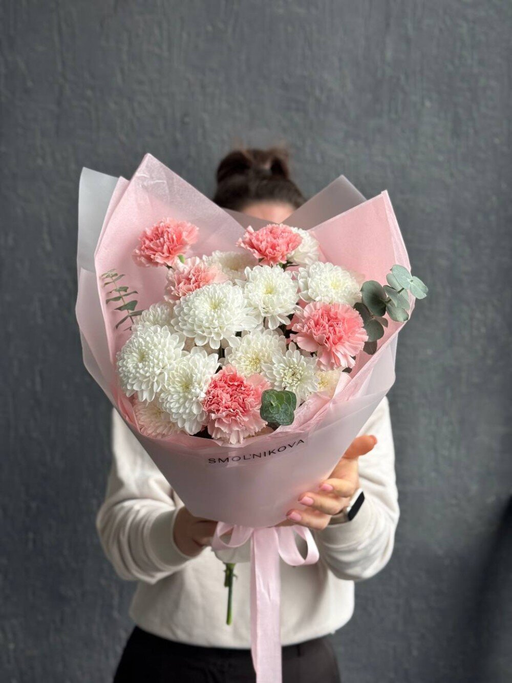 Букет из хризантем и диантусов