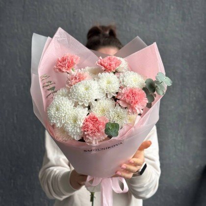 Букет из хризантем и диантусов