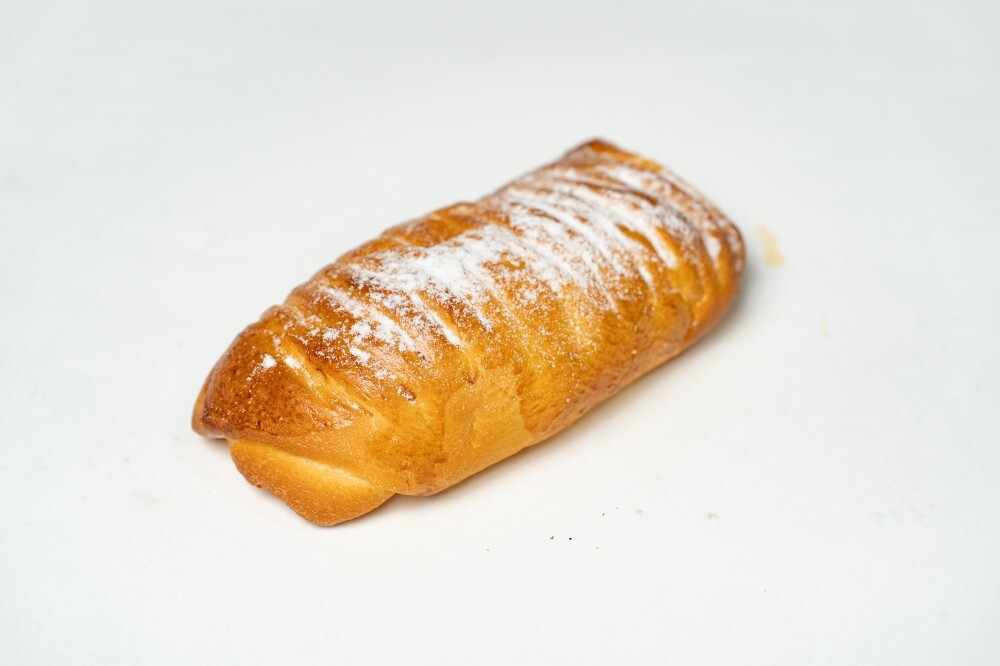 Булочка с творогом и вишней