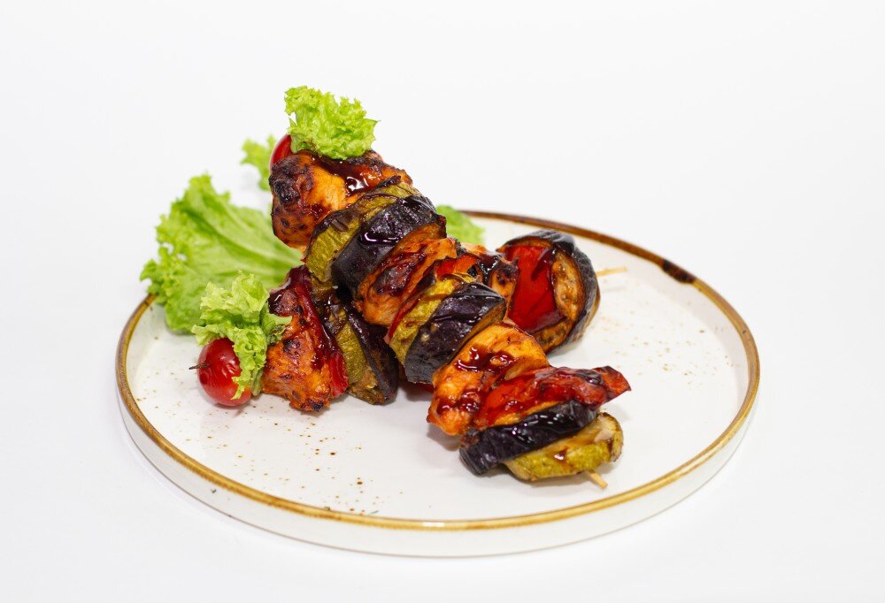 Курица с овощами на шпажке