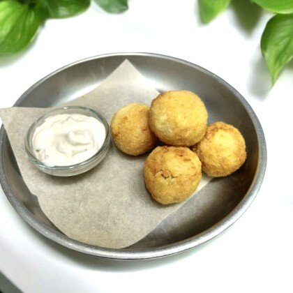 Сырные шарики с соусом «Тартар»