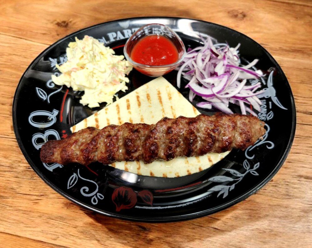 Люля-кебаб из двух видов мяса с салатом Коул Слоу