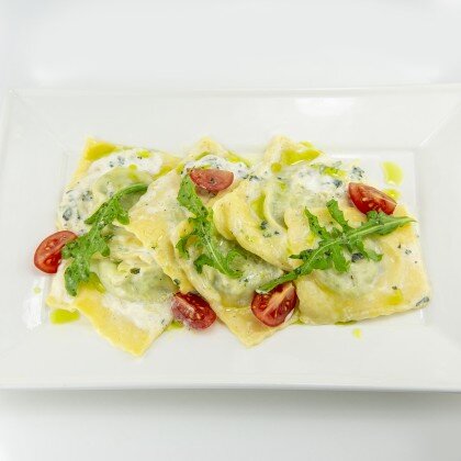 Равиоли со шпинатом и сыром рикотта под сливочным соусом