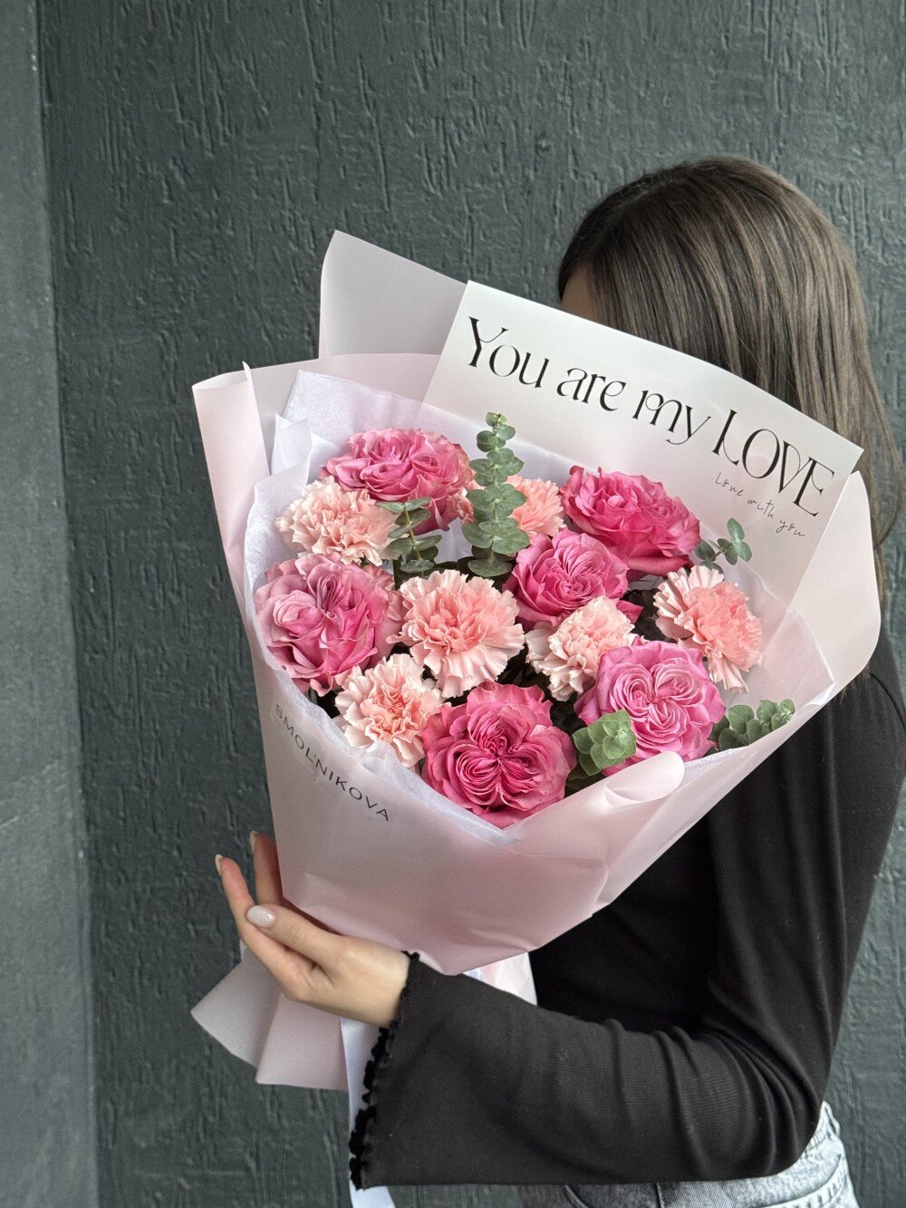 Яркий стильный букет с пионовидными розами и розовыми сортовыми диантусами  🥰