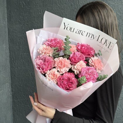 Яркий стильный букет с пионовидными розами и розовыми сортовыми диантусами  🥰