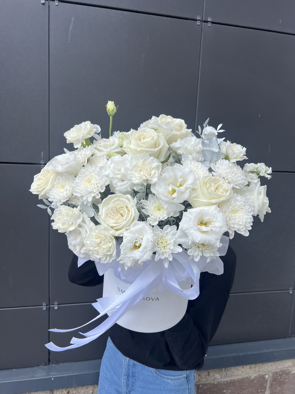 Белая композиция из цветов в шляпной коробке  💕