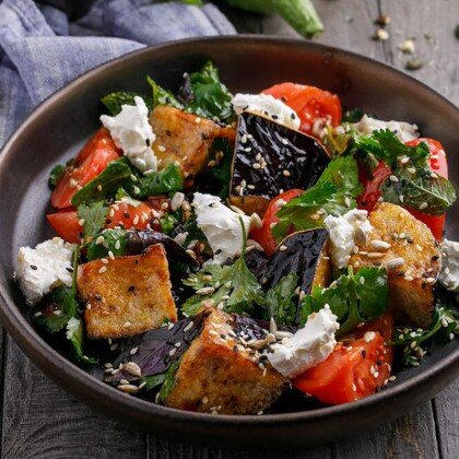 Салат с хрустящими баклажанами и творожным сыром