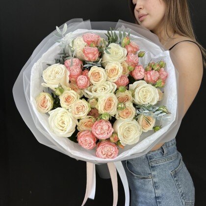 Большой букет роз в стильном оформении