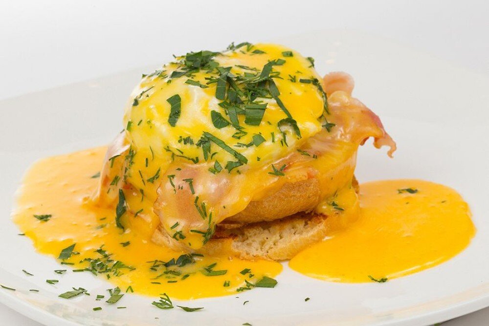 Яйцо Бенедикт с лососем.