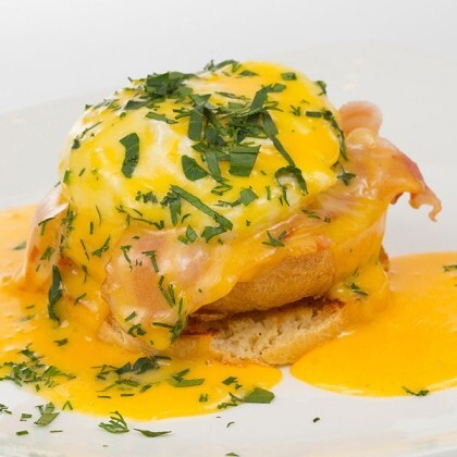 Яйцо Бенедикт с лососем.