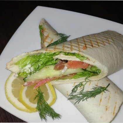 Ролл с лососем и овощами