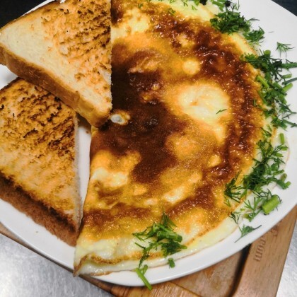 Омлет с помидорами и сыром