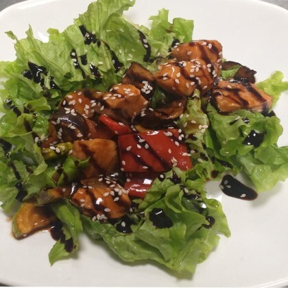 Теплый салат с семгой.