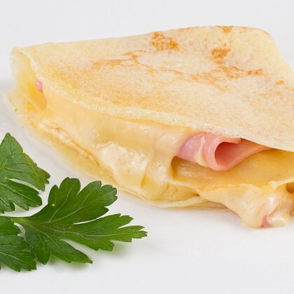 Блинчик с ветчиной и сыром.