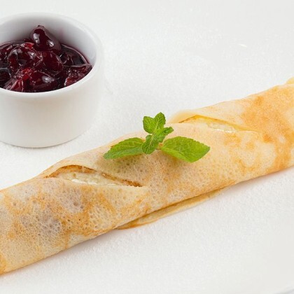 Блинчик с творогом и клубничным соусом.