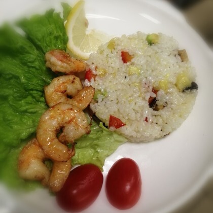 Тигровые креветки с рисом и овощами.