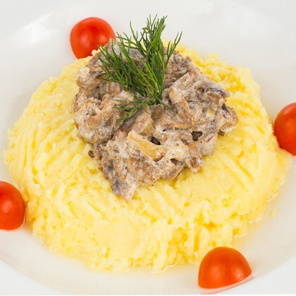 Бефстроганов с картофельным пюре.