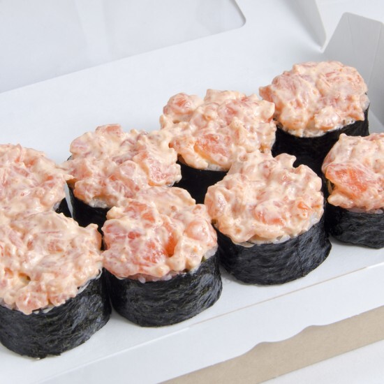 Острый ролл с креветкой, лососем и омлетом