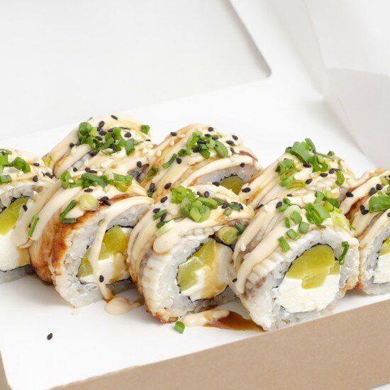 Ролл с угрём и такуаном