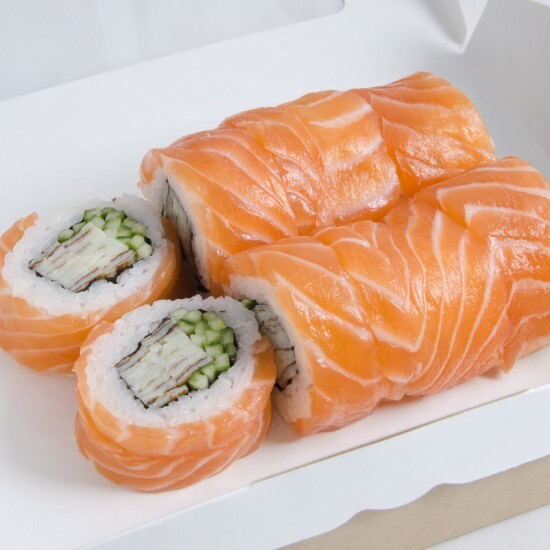 Ролл с лососем и омлетом