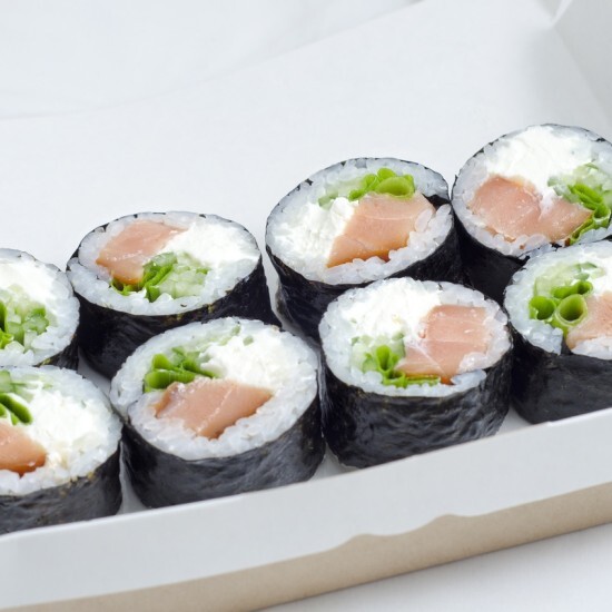 Ролл с лососем холодного копчения и зеленым луком