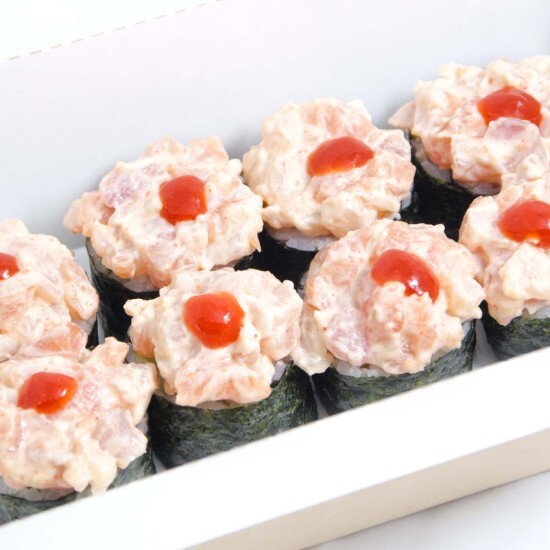 Острый ролл с окунем и лососем