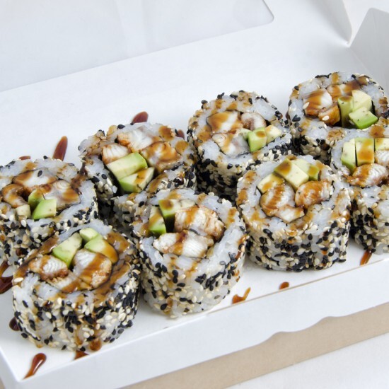 Ролл с угрем и авокадо