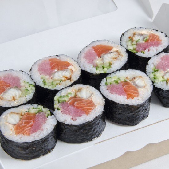 Ролл с тунцом, лососем и угрём