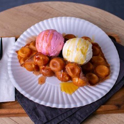 Вафля с мороженным, кремом и топпингом