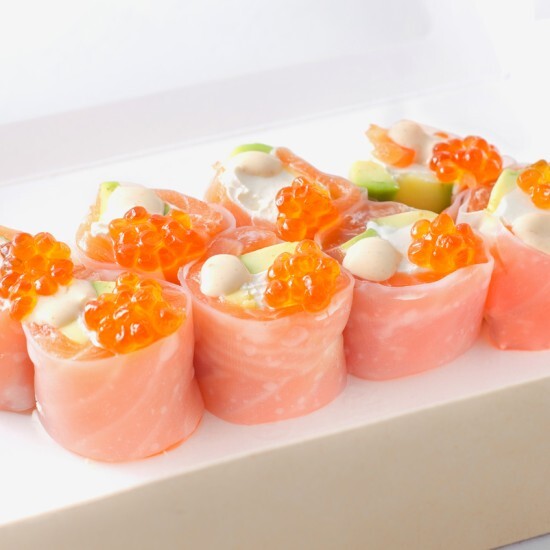 Спринг-ролл с лососем, трюфельным соусом и красной икрой