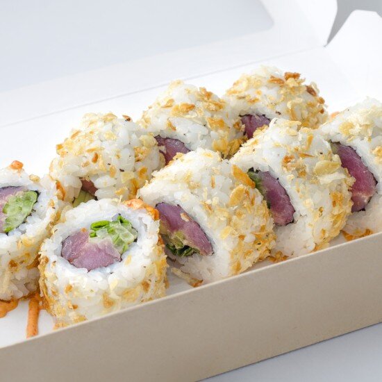 Спайси-ролл с тунцом и жареным луком