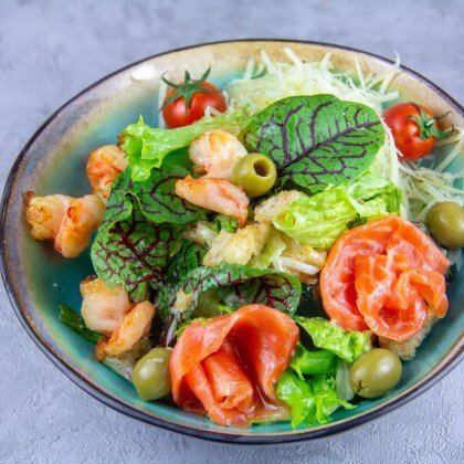 Салат «Цезарь» с семгой и креветкой