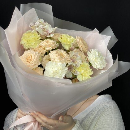 Букет с премиальными кустовыми розами, диантусами и альстромерией