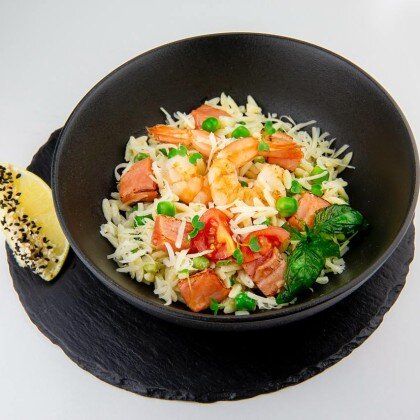 Паста оррзо с лососем и тигровыми креветками в сливочно-лимонном соусе