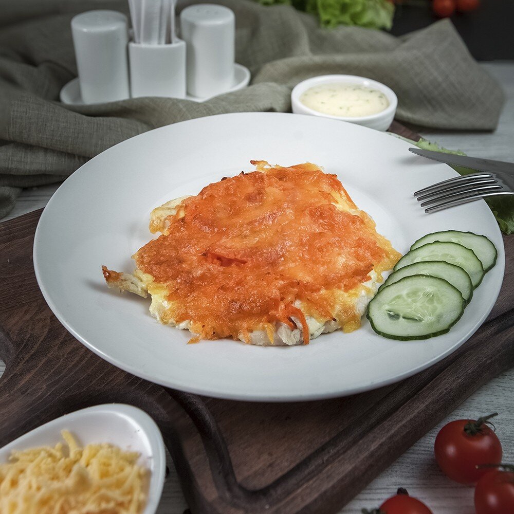 Куриное филе, запеченое в духовке с сыром и кукурузой