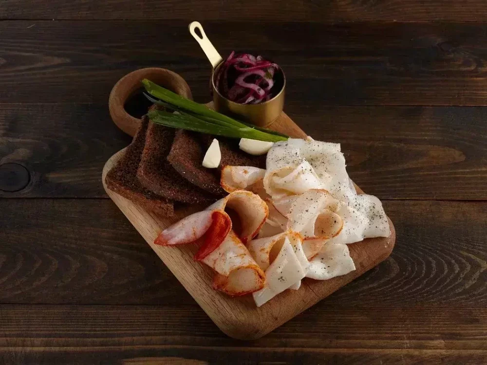 Сало с ржаными гренками и маринованным луком