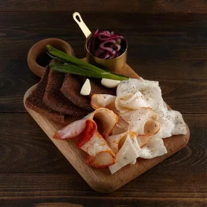 Сало с ржаными гренками и маринованным луком
