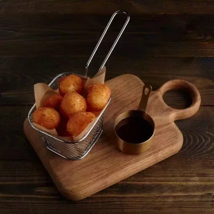 Сырные шарики с брусничным соусом