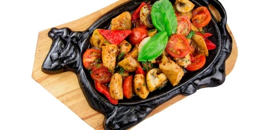 Куриное филе с овощами в собственном соку