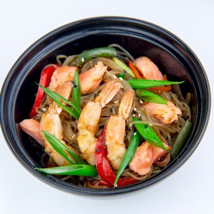 Удон с креветками, лососем, овощами и соусом на выбор