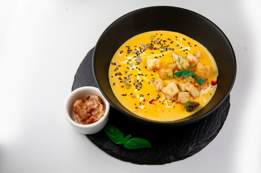 Крем суп сливочно-сырный с беконом и сухариками