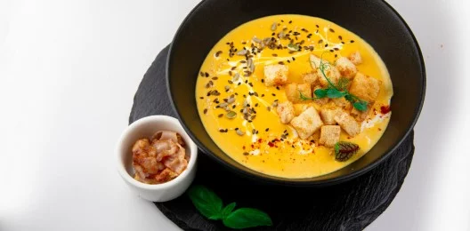 Крем суп сливочно-сырный с беконом и сухариками