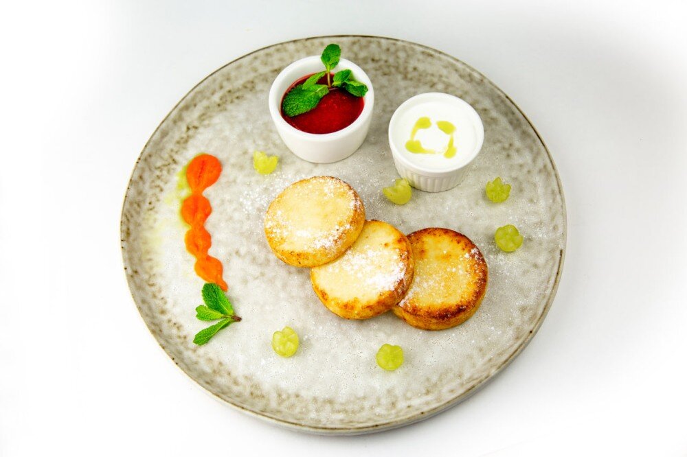 Сырники с клубничным соусом и сметаной