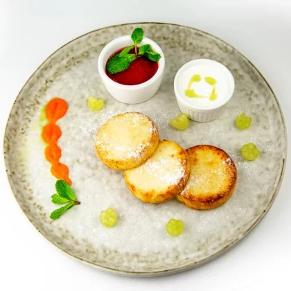 Сырники с клубничным соусом и сметаной