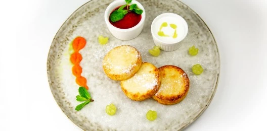 Сырники с клубничным соусом и сметаной