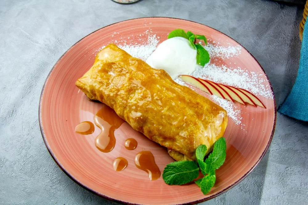 Штрудель с яблоком и корицей