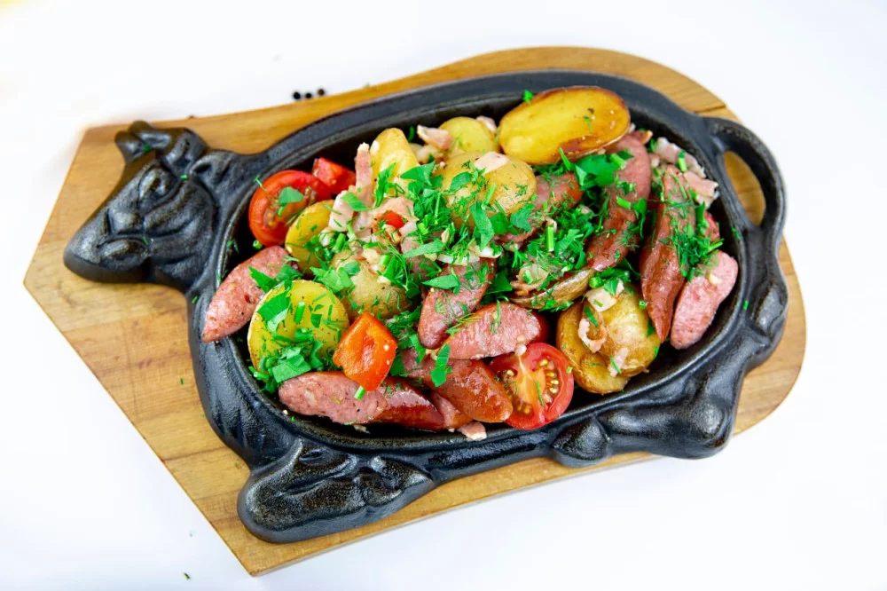 Картофель с беконом, охотничьими колбасками и сладким перцем