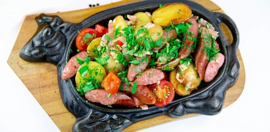 Картофель с беконом, охотничьими колбасками и сладким перцем