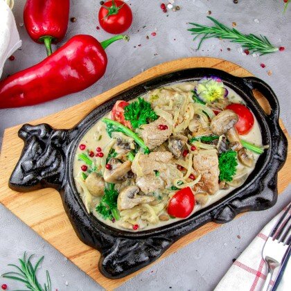 Свинина с грибами и луком в сливочном соусе