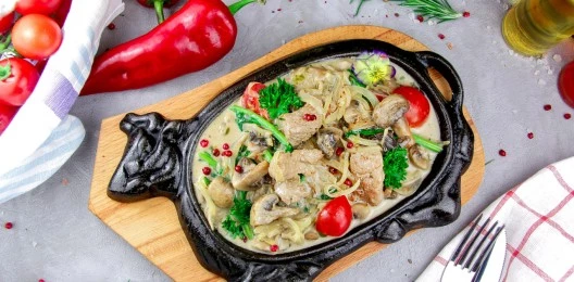 Свинина с грибами и луком в сливочном соусе